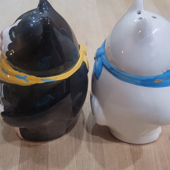 Clay Art Pair of Tuxedo Cat & White Cat Salt & Pepper Shakers Vintage 1992 EUC - Picture 4 of 9